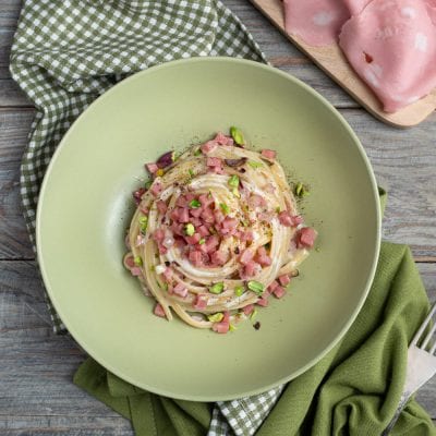 Linguine con fonduta e mortadella a cubetti, pistacchi tritati e pepe nero