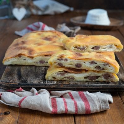 Scaccia ricotta e salsiccia tagliata a fette, con il ripieno di salsiccia a vista