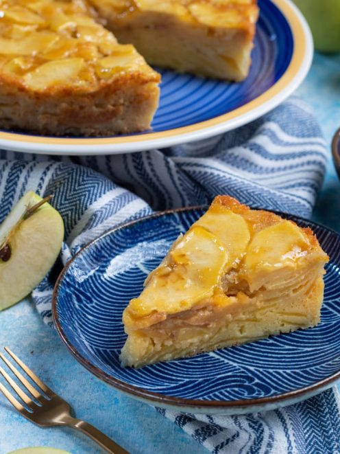 Torta invisibile di mele con fette di frutto caramellate in superficie, servita a spicchi