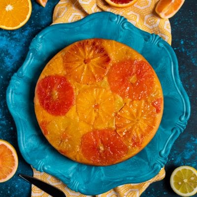 Torta rovesciata agli agrumi con fette di arancia e arancia rossa caramellate in superficie