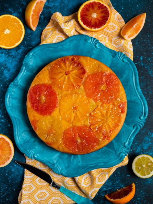 Torta rovesciata agli agrumi con fette di arancia e arancia rossa caramellate in superficie