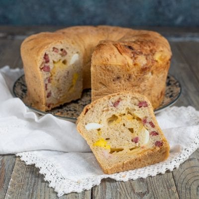 Tortano napoletano affettato con uova sode e salumi nell'impasto soffice e dorato