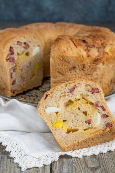 Tortano napoletano affettato con uova sode e salumi nell'impasto soffice e dorato