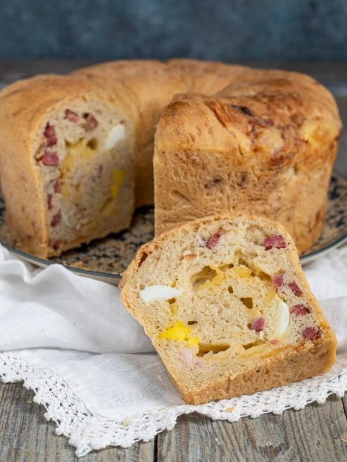 Tortano napoletano affettato con uova sode e salumi nell'impasto soffice e dorato
