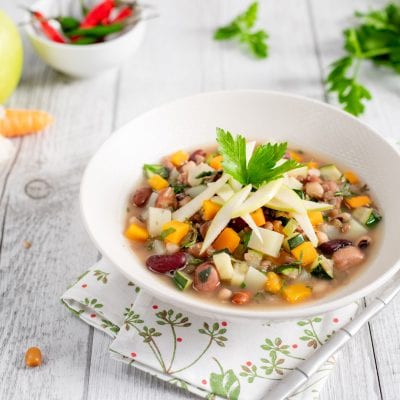 Zuppetta di legumi e mela verde con fagioli misti, zucchine, carote e prezzemolo fresco