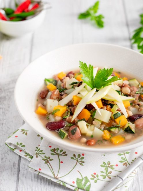Zuppetta di legumi e mela verde con fagioli misti, zucchine, carote e prezzemolo fresco