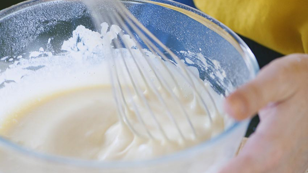 Pastella per crepe liscia e vellutata che cola a nastro dalla frusta