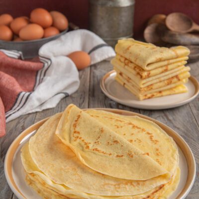 Crepes impilate e piegate, dorate con leggere macchie di cottura, pronte da farcire