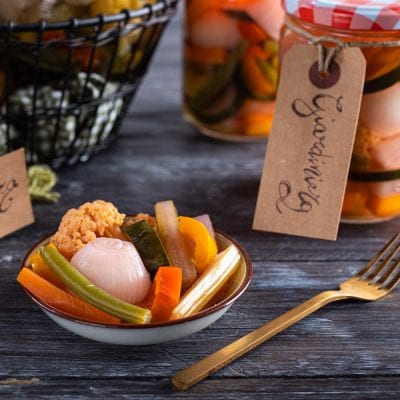 Giardiniera fatta in casa con cipolline, fagiolini, carote e cavolfiore sott'aceto