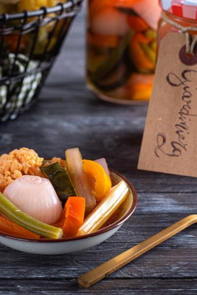 Giardiniera fatta in casa con cipolline, fagiolini, carote e cavolfiore sott'aceto