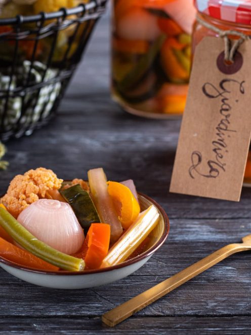 Giardiniera fatta in casa con cipolline, fagiolini, carote e cavolfiore sott'aceto