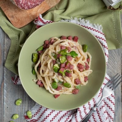 Pici con fave, finocchiona a cubetti e crema di pecorino, spolverati di pepe nero