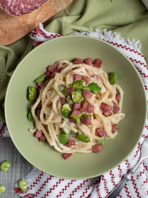 Pici con fave, finocchiona a cubetti e crema di pecorino, spolverati di pepe nero