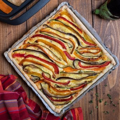 Quiche con verdure grigliate a strisce: zucchine, melanzane e peperoni su base di pasta sfoglia