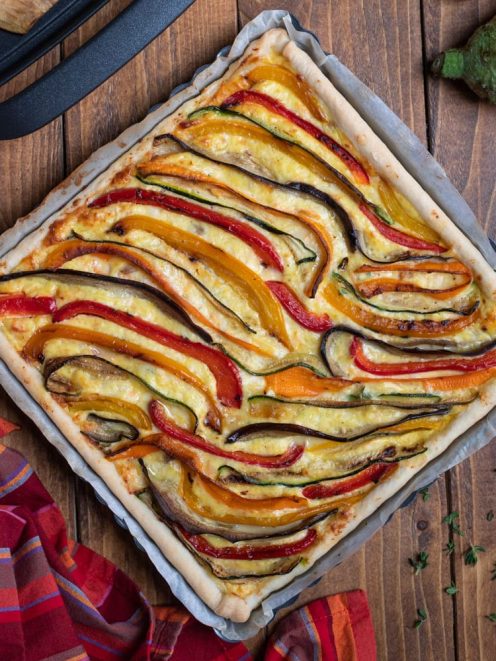 Quiche con verdure grigliate a strisce: zucchine, melanzane e peperoni su base di pasta sfoglia