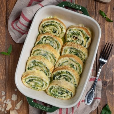 Rotolo di crespelle a fette con ripieno di spinaci e ricotta gratinato in teglia