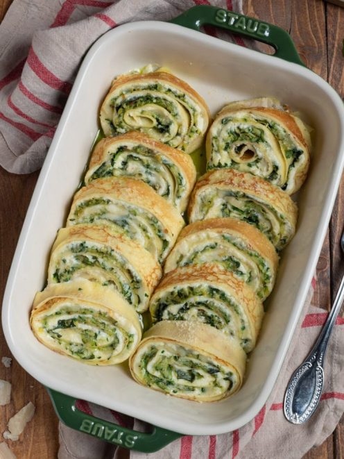 Rotolo di crespelle a fette con ripieno di spinaci e ricotta gratinato in teglia