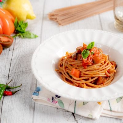Spaghetti integrali ai 3 pomodori con sugo rustico di pomodoro a pezzi e foglie di basilico fresco