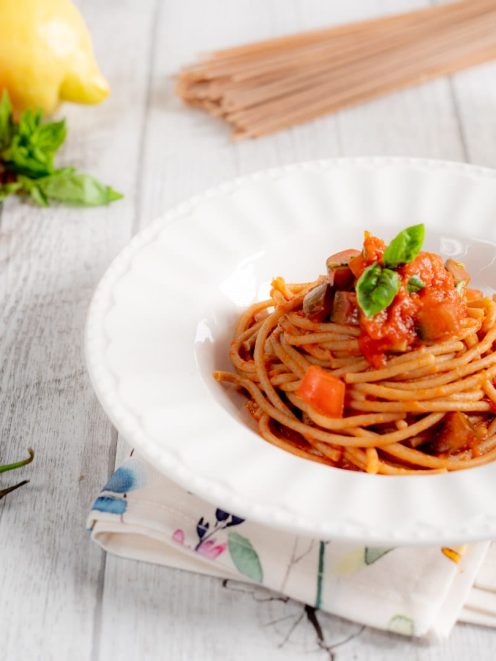 Spaghetti integrali ai 3 pomodori con sugo rustico di pomodoro a pezzi e foglie di basilico fresco