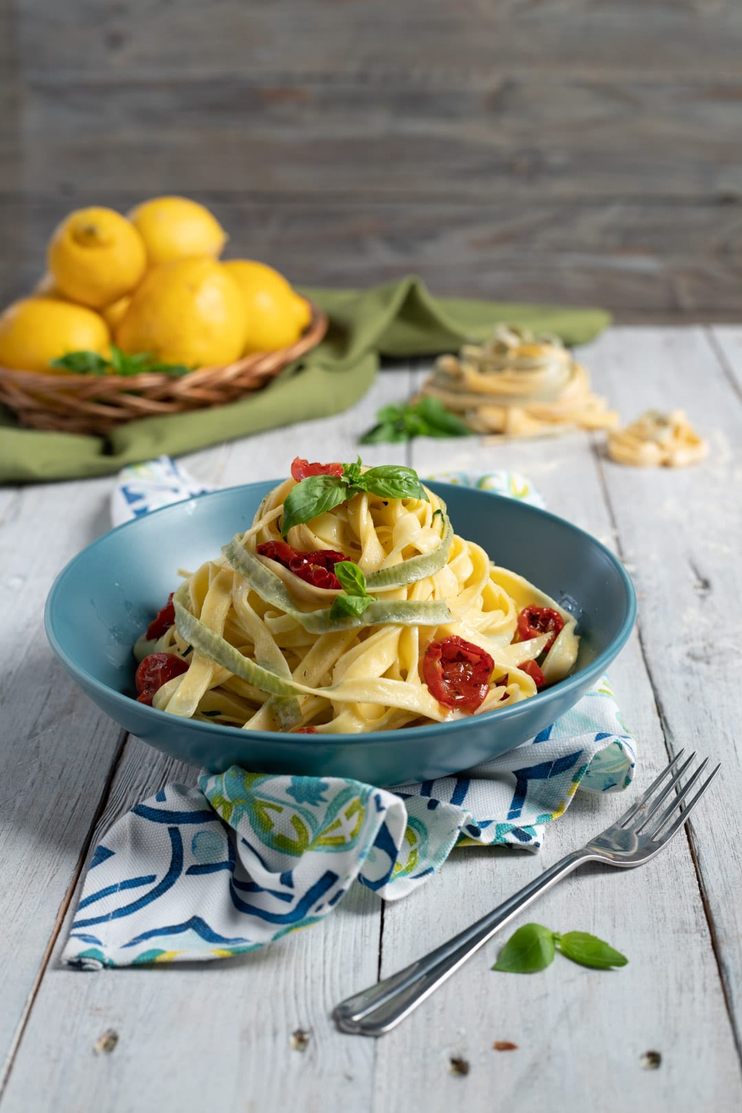 Tagliatelle al basilico con pomodorini confit e foglie di basilico fresco servite in ciotola