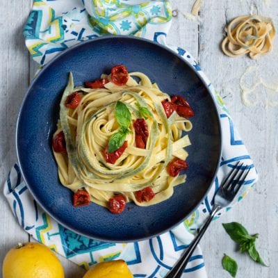 Tagliatelle al basilico con salsa di limone, pomodorini confit e foglie di basilico fresco