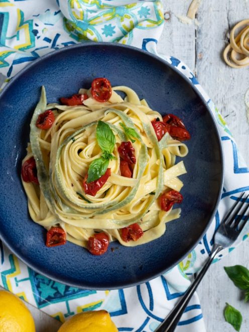 Tagliatelle al basilico con salsa di limone, pomodorini confit e foglie di basilico fresco