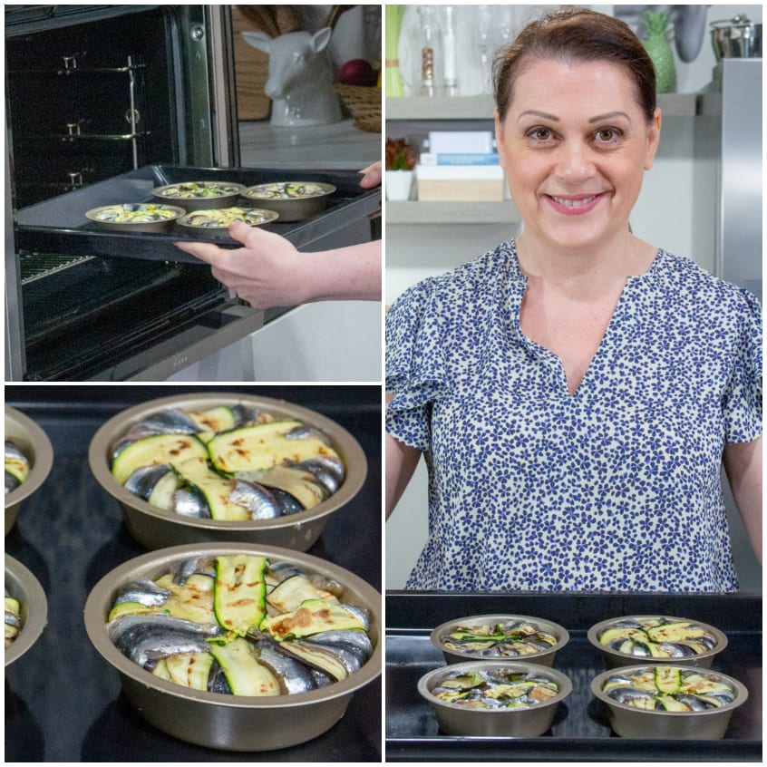 Tortini di alici e zucchine disposti su teglia prima di entrare in forno