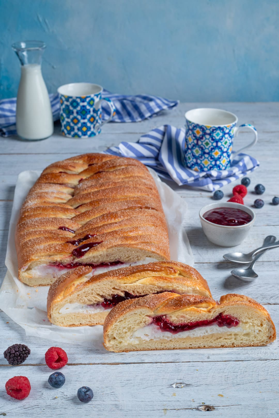 Treccia con ricotta e confettura di frutti rossi affettata, con il ripieno cremoso ben visibile