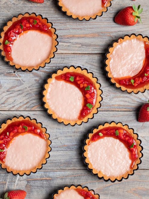 Crostatine con panna cotta alle fragole guarnite con coulis e foglioline di menta