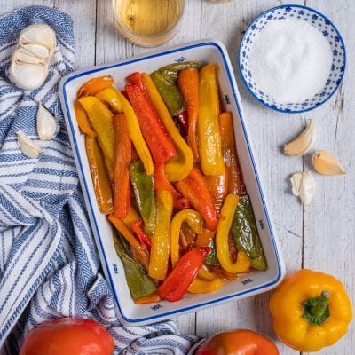 Peperoni in agrodolce a fette, rossi gialli e verdi, lucidi e morbidi pronti da servire