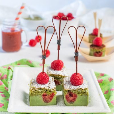 Torta magica al tè matcha a fette con cuore di lamponi e zucchero a velo