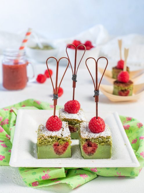 Torta magica al tè matcha a fette con cuore di lamponi e zucchero a velo