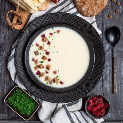 Vellutata di asparagi bianchi con crostini di pane, cubetti di barbabietola e erba cipollina