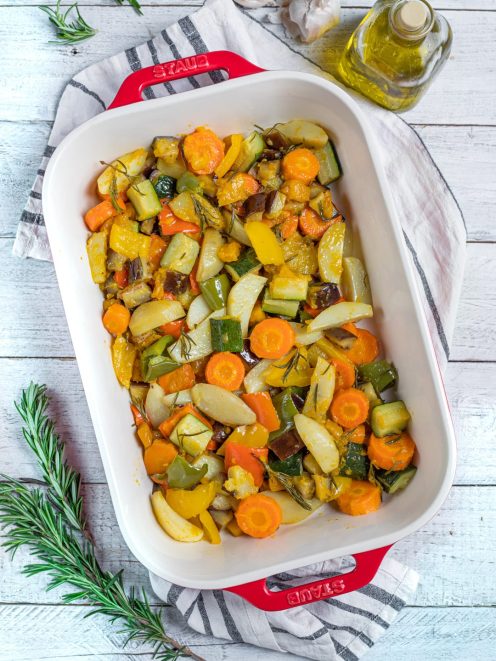 Verdure al forno con carote, zucchine, patate e peperoni profumate al rosmarino in teglia