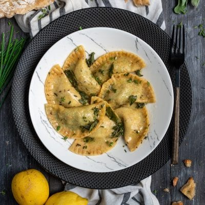 Ravioli di Schuttelbrot conditi con burro alle erbe aromatiche e foglie di salvia croccante