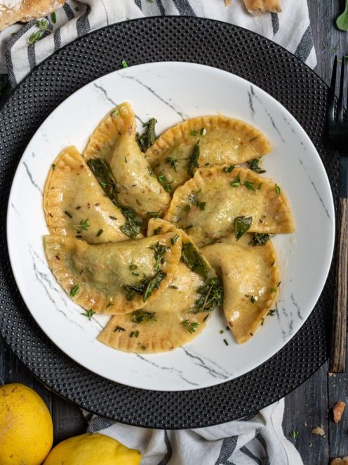 Ravioli di Schuttelbrot conditi con burro alle erbe aromatiche e foglie di salvia croccante