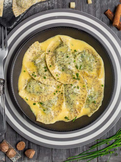 Schlutzkrapfen conditi con burro fuso, semi di papavero e erba cipollina tritata