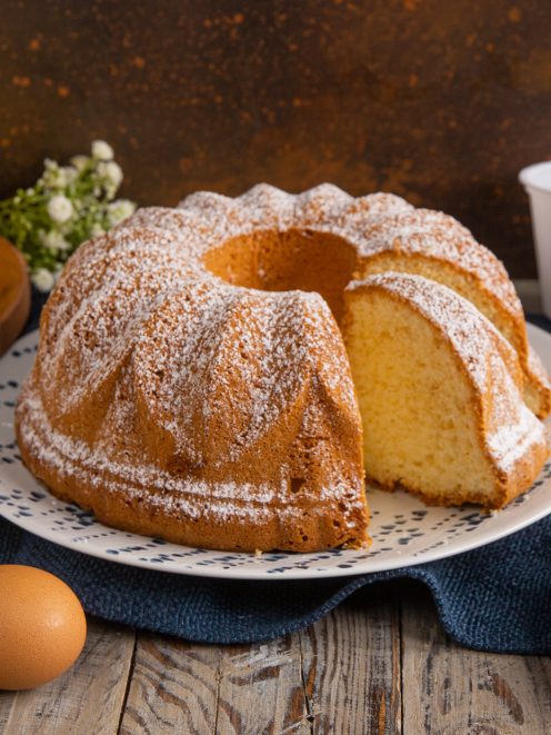 Torta 7 vasetti a ciambella spolverata di zucchero a velo con una fetta tagliata in mostra