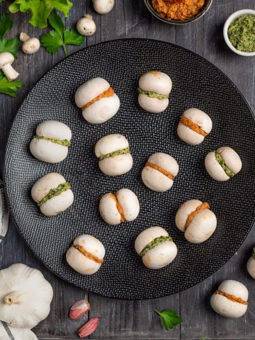 Baci di Champignon farciti con pesto verde e crema di peperoni, pronti da servire