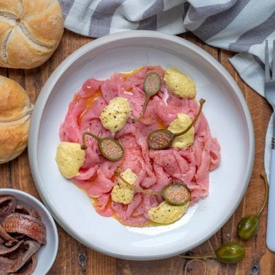 Carpaccio di vitello con salsa tonnata, capperi e pepe nero