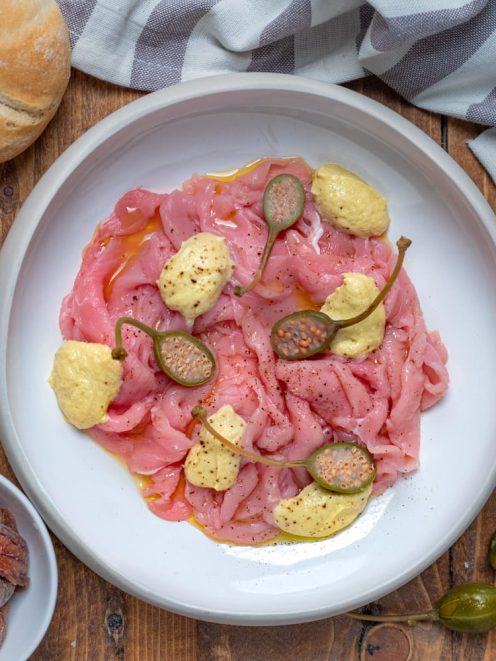 Carpaccio di vitello con salsa tonnata, capperi e pepe nero