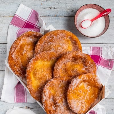 Frittelle luna park fritte e dorate, generosamente ricoperte di zucchero semolato
