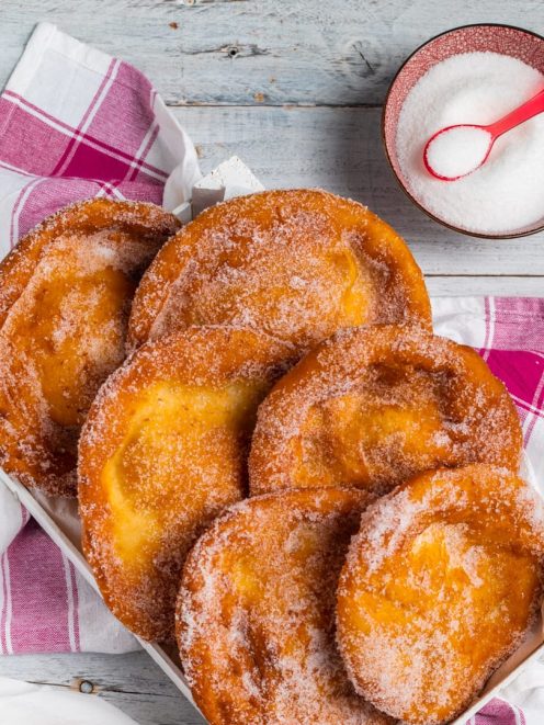 Frittelle luna park fritte e dorate, generosamente ricoperte di zucchero semolato