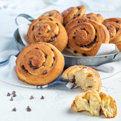 Girelle con gocce di cioccolato dorate e soffici, una spezzata a metà per mostrare l'interno