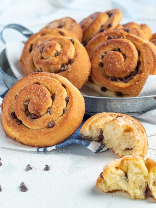 Girelle con gocce di cioccolato dorate e soffici, una spezzata a metà per mostrare l'interno