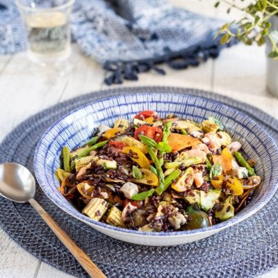 Insalata di riso venere con asparagi, pomodorini, mais baby e verdure grigliate