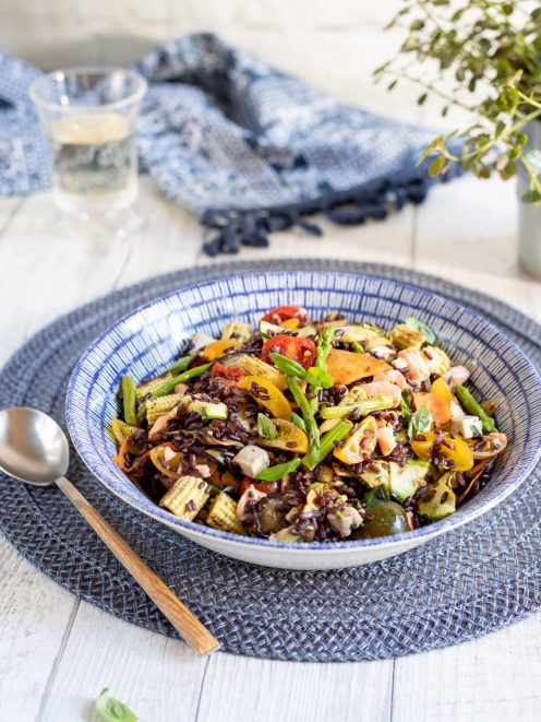 Insalata di riso venere con asparagi, pomodorini, mais baby e verdure grigliate