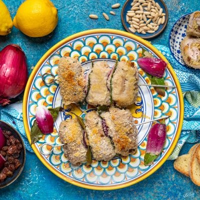 Involtini di vitello alla siciliana in spiedino con cipolla rossa, alloro e pangrattato dorato