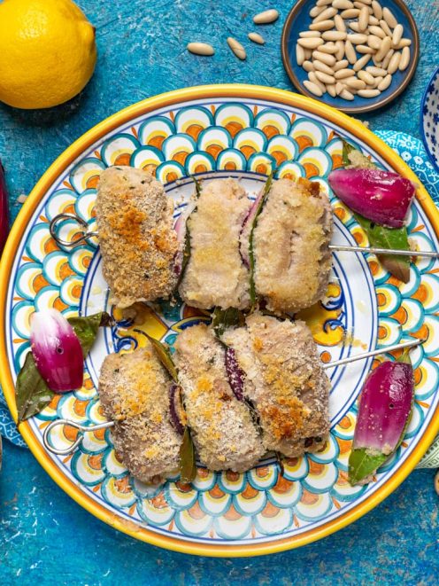 Involtini di vitello alla siciliana in spiedino con cipolla rossa, alloro e pangrattato dorato