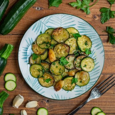 Zucchine trifolate a rondelle rosolate con aglio e prezzemolo fresco tritato